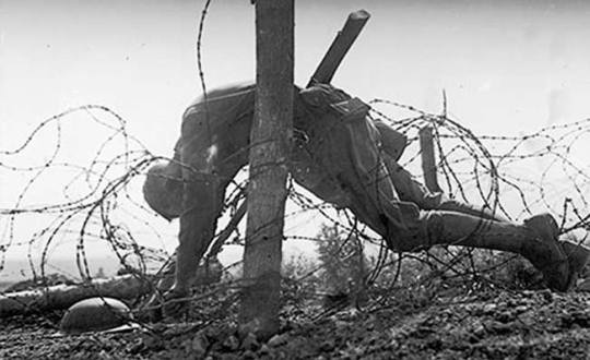 Un soldado estadounidense yace muerto, entre alambres en el frente occidental. Fotografía: American Stock Archive/Getty Images